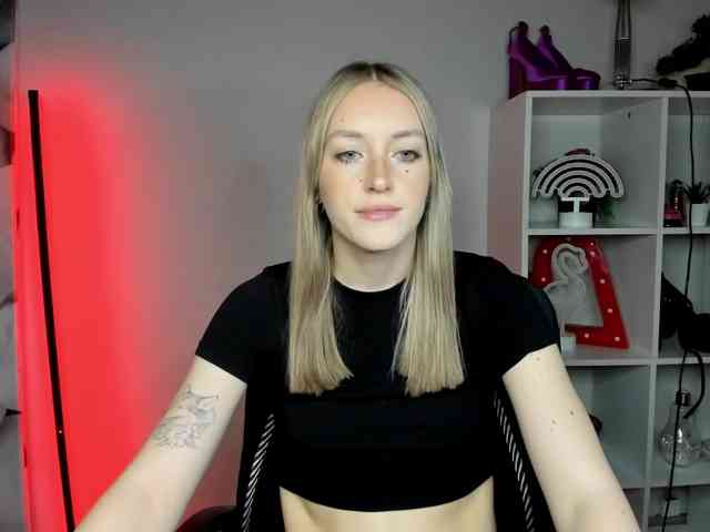 EvelynBlond26 webcam