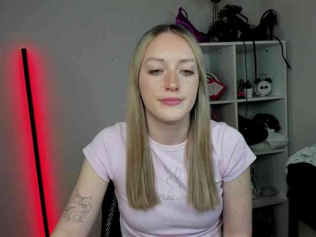 EvelynBlond26 webcam