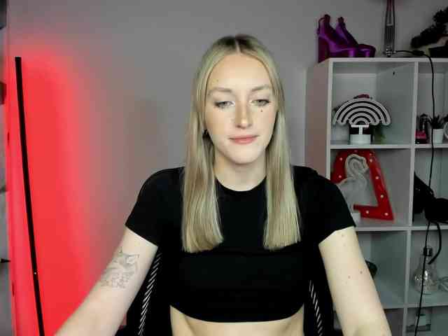 EvelynBlond26 webcam
