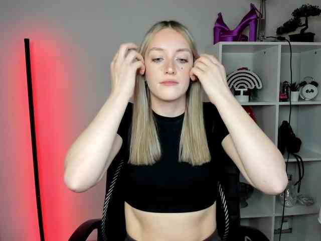EvelynBlond26 webcam