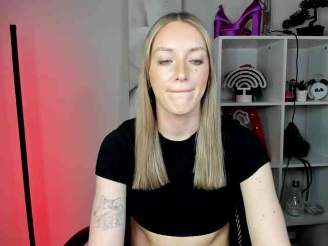 EvelynBlond26 webcam