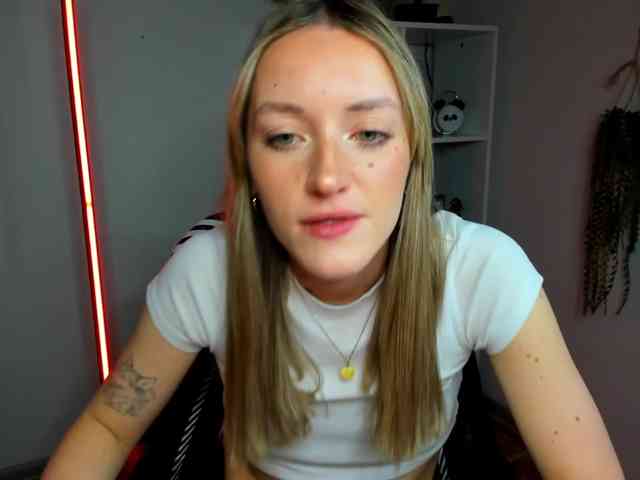 EvelynBlond26 webcam