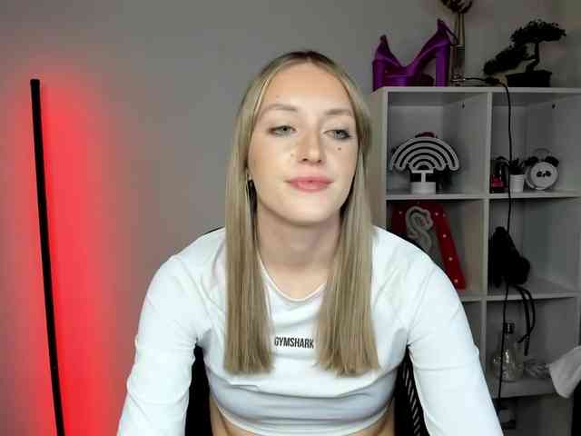 EvelynBlond26 webcam