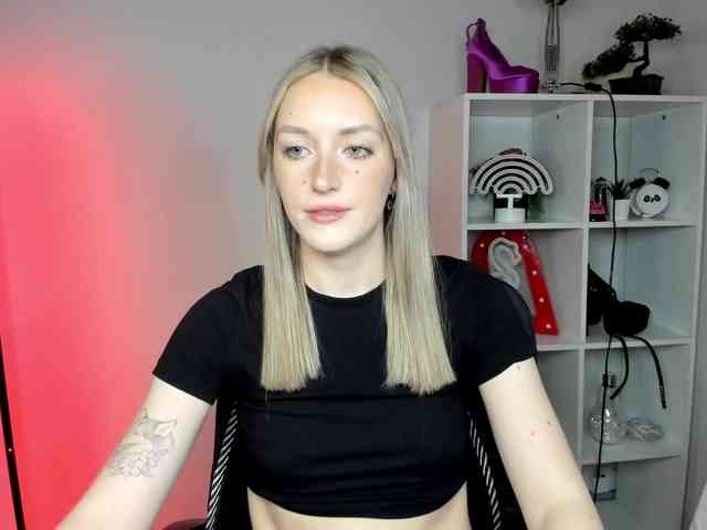 EvelynBlond26 webcam