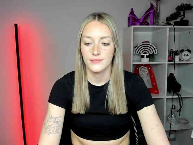 EvelynBlond26 webcam
