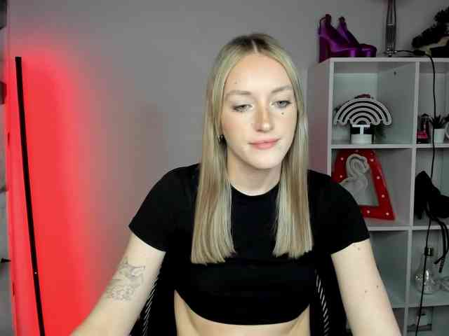 EvelynBlond26 webcam