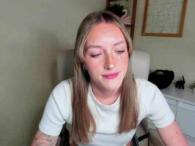 EvelynBlond26 webcam