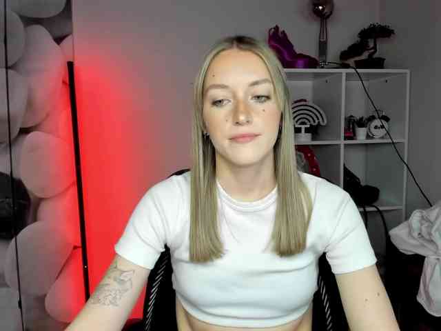 EvelynBlond26 webcam