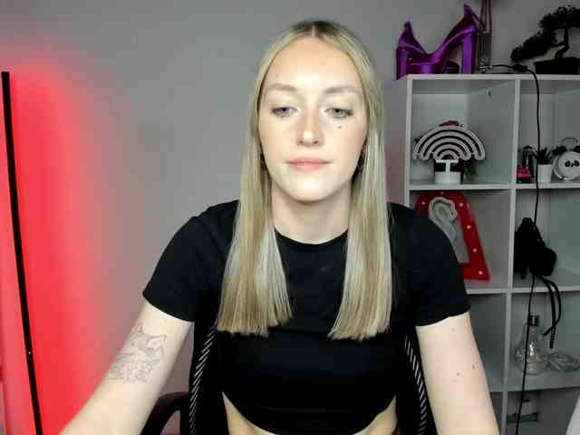 EvelynBlond26 webcam