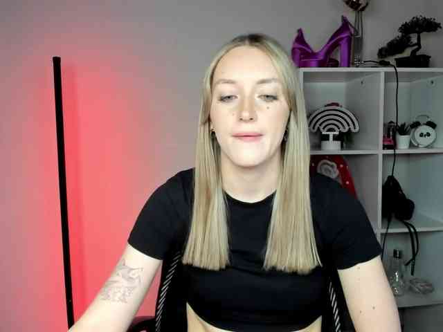 EvelynBlond26 webcam