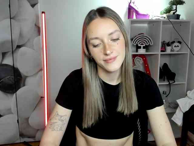EvelynBlond26 webcam