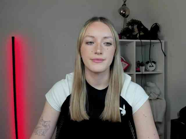 EvelynBlond26 webcam