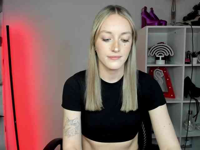 EvelynBlond26 webcam