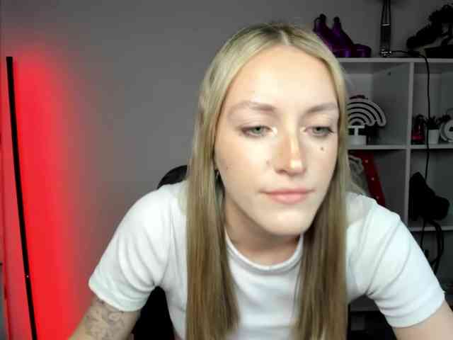 EvelynBlond26 webcam