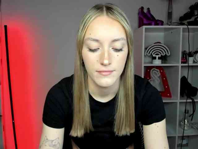 EvelynBlond26 webcam