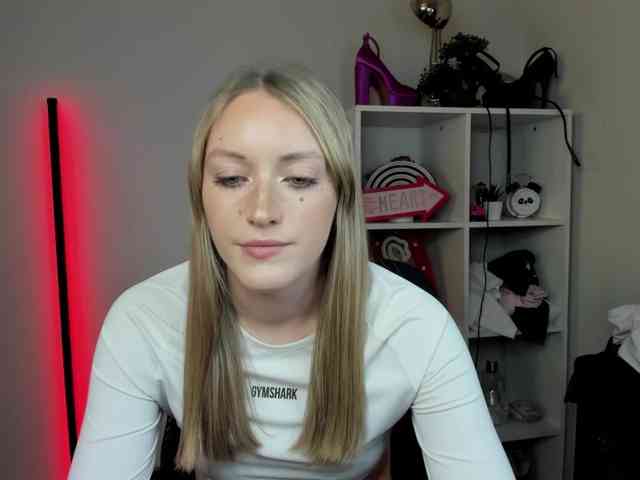 EvelynBlond26 webcam