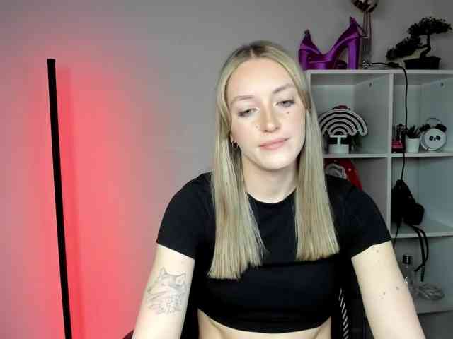 EvelynBlond26 webcam