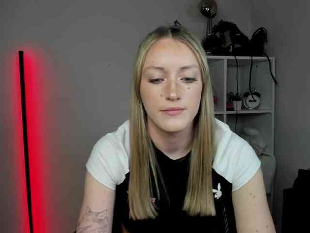 EvelynBlond26 webcam