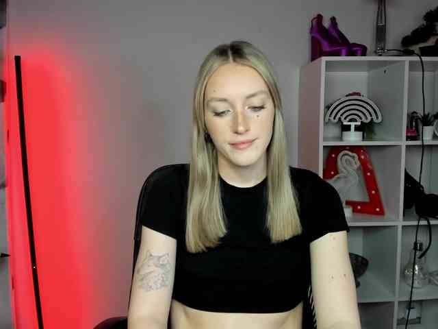 EvelynBlond26 webcam