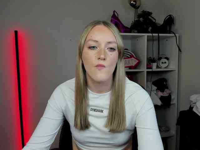 EvelynBlond26 webcam