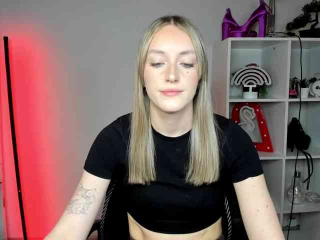 EvelynBlond26 webcam