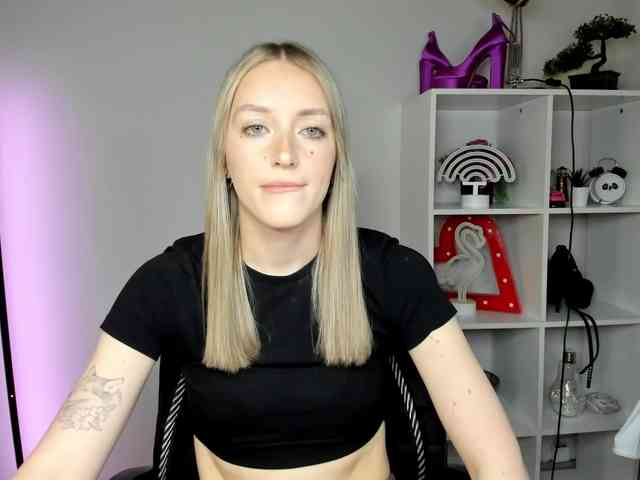 EvelynBlond26 webcam