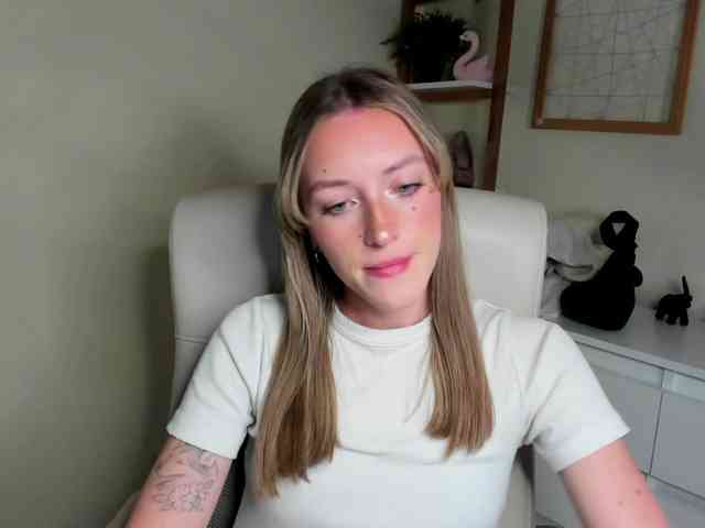 EvelynBlond26 webcam