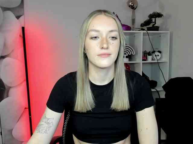 EvelynBlond26 webcam