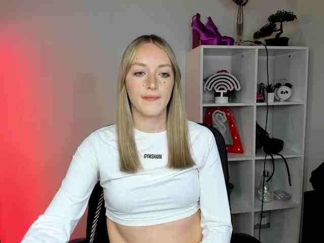 EvelynBlond26 webcam