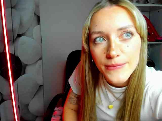 EvelynBlond26 webcam
