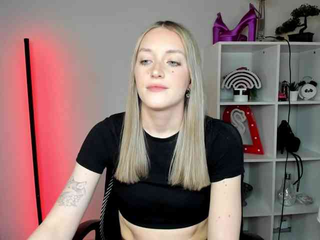 EvelynBlond26 webcam