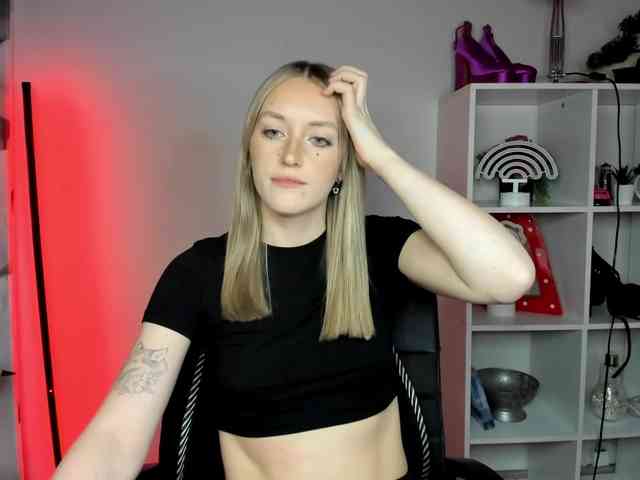 EvelynBlond26 webcam