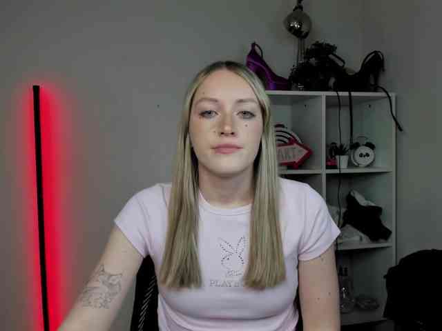 EvelynBlond26 webcam