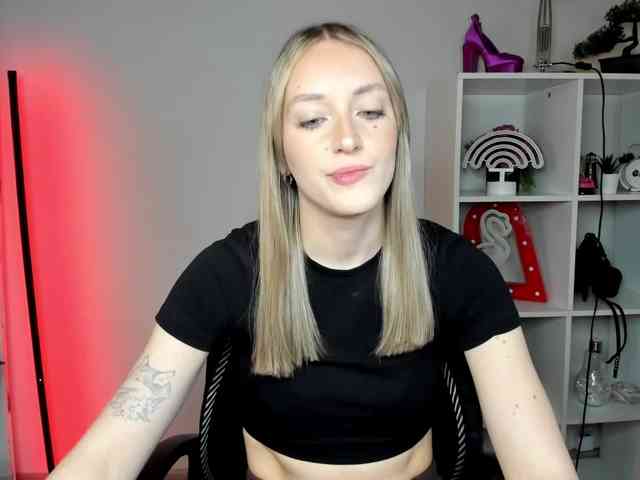 EvelynBlond26 webcam