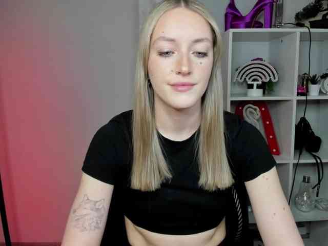 EvelynBlond26 webcam