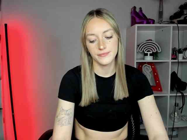 EvelynBlond26 webcam