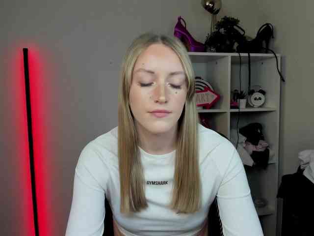 EvelynBlond26 webcam