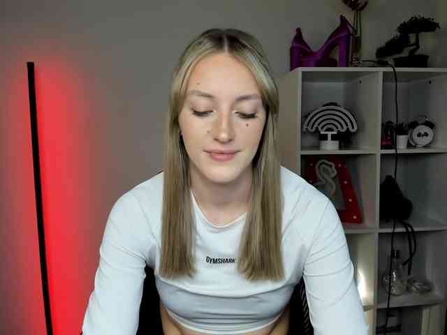 EvelynBlond26 webcam