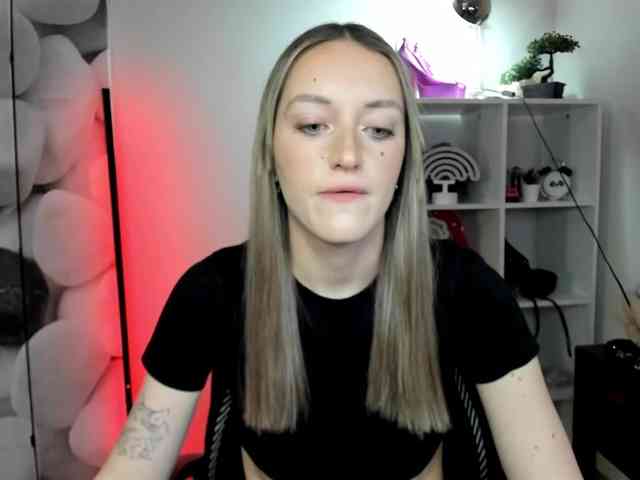 EvelynBlond26 webcam