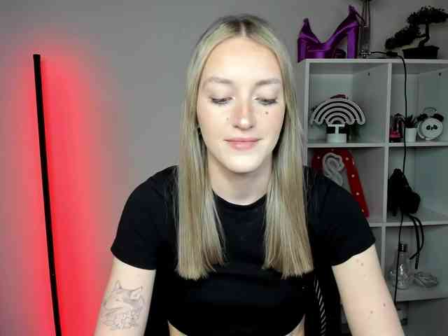 EvelynBlond26 webcam