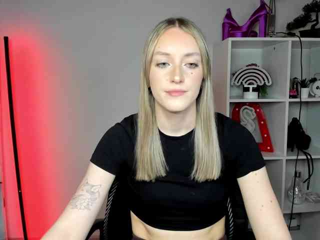 EvelynBlond26 webcam