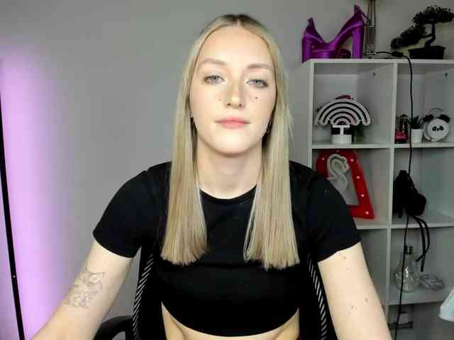 EvelynBlond26 webcam