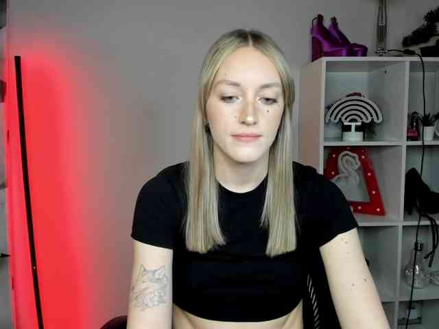EvelynBlond26 webcam