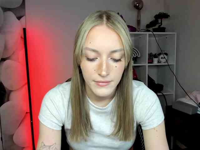 EvelynBlond26 webcam