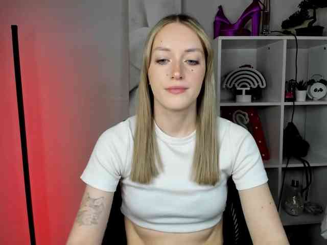 EvelynBlond26 webcam