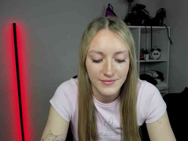 EvelynBlond26 webcam