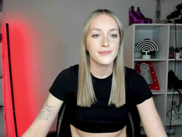 EvelynBlond26 webcam
