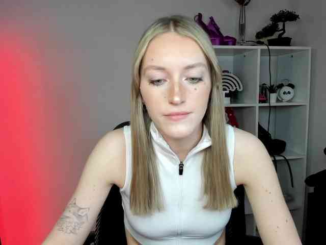 EvelynBlond26 webcam