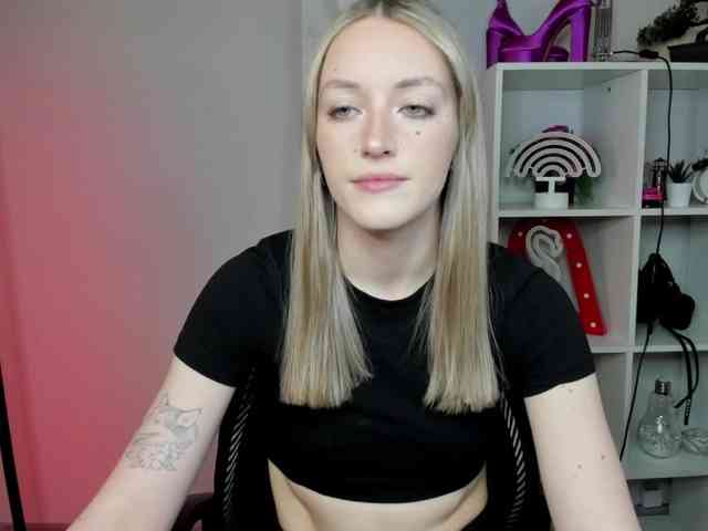 EvelynBlond26 webcam