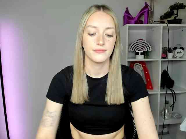 EvelynBlond26 webcam